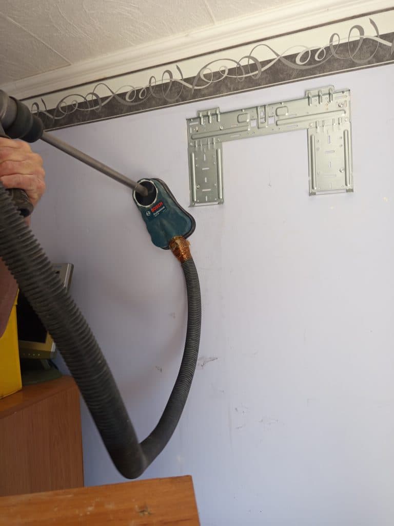 Pormentes magfúrás ipari porelszívóval, a fal kímélésével